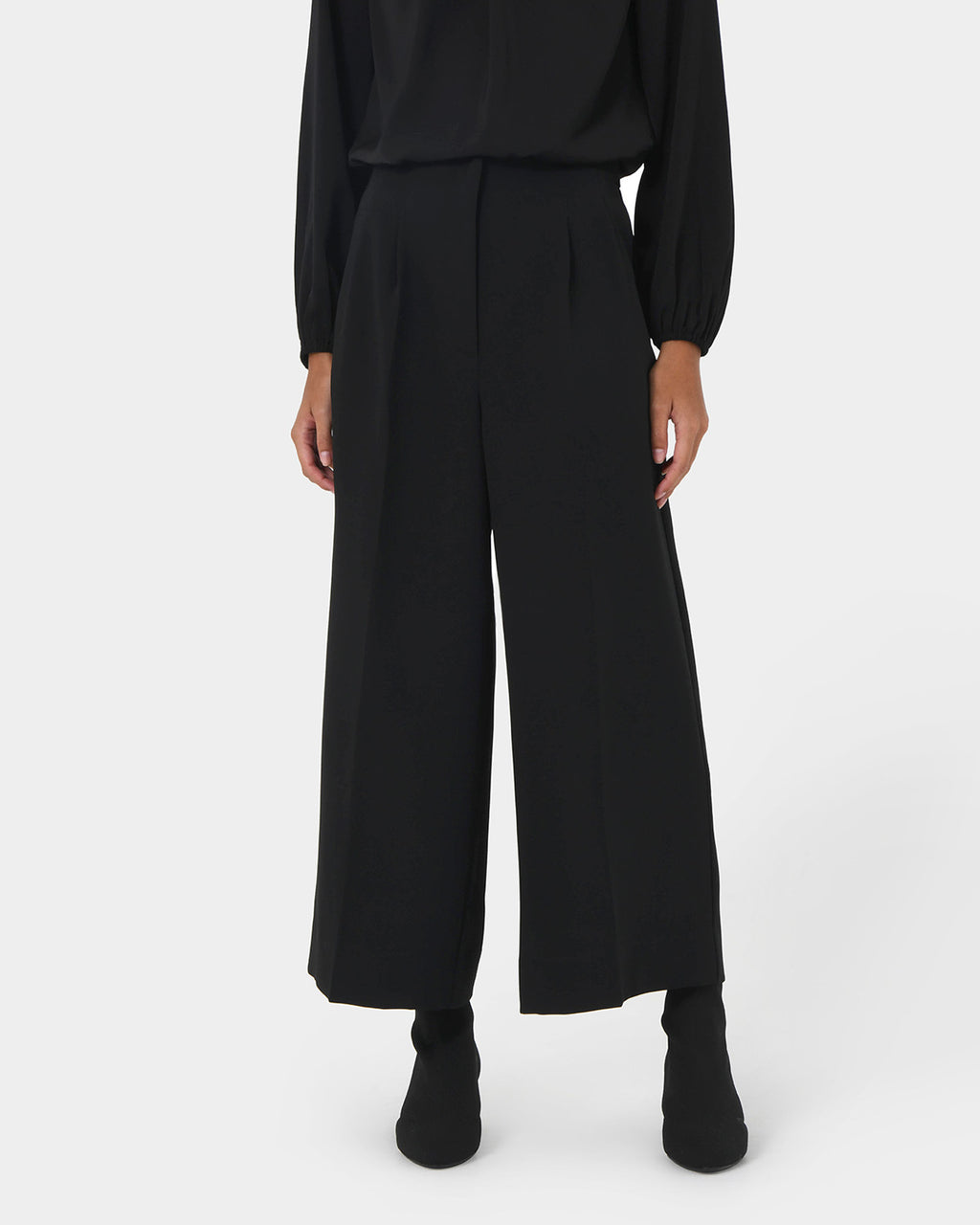 Domi Wide Culottes in black — close-up view