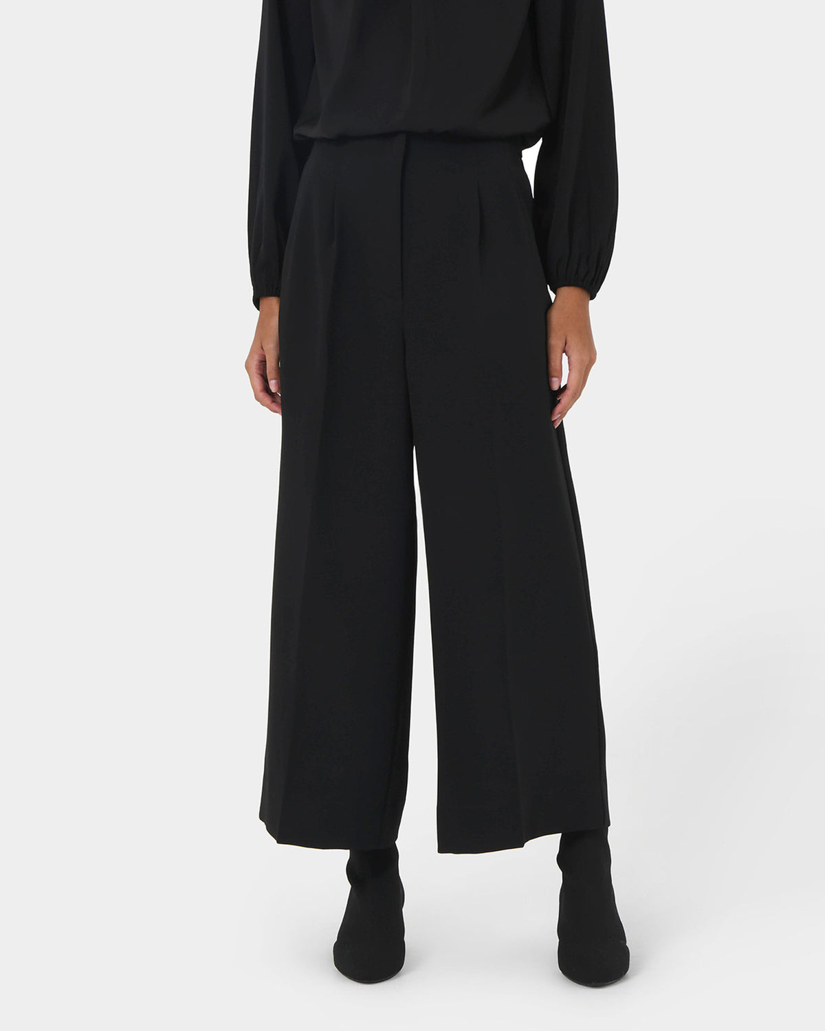 Domi Wide Culottes in black — close-up view