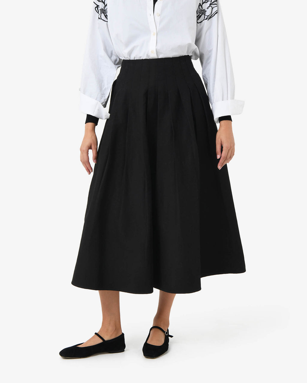 Heira Pleated Midi Skirt in black — close-up view