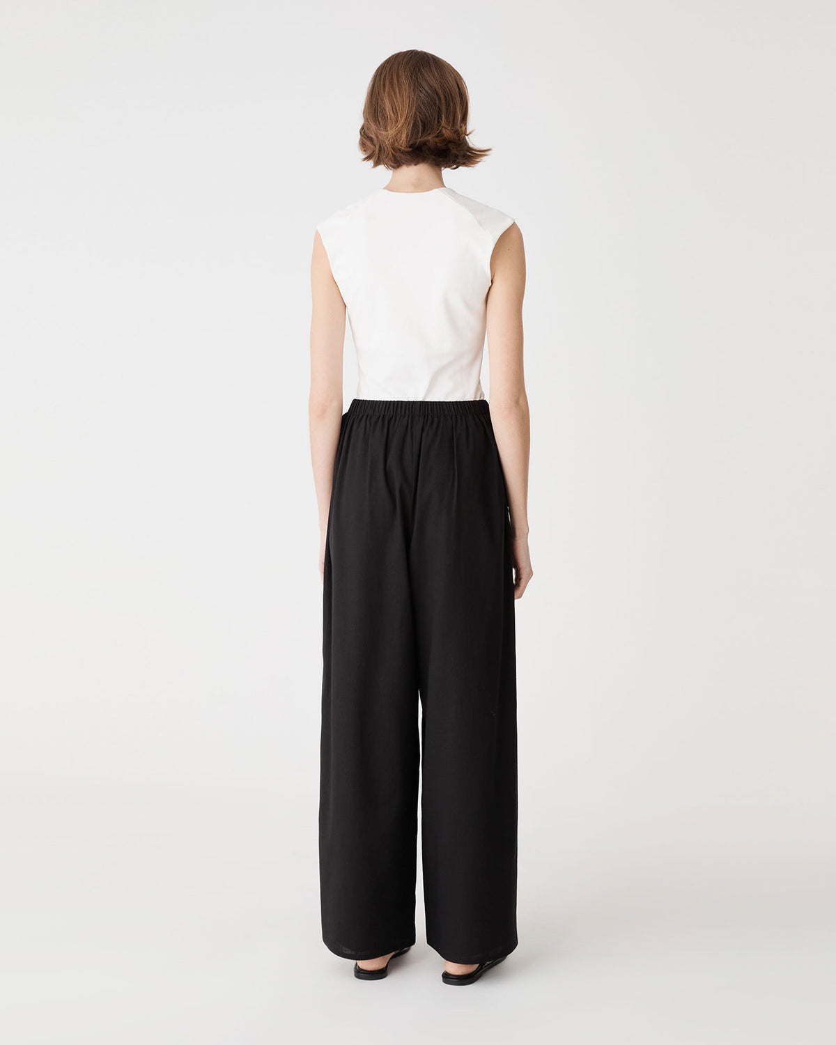 Jazie Tencel Linen Pants in black — back view