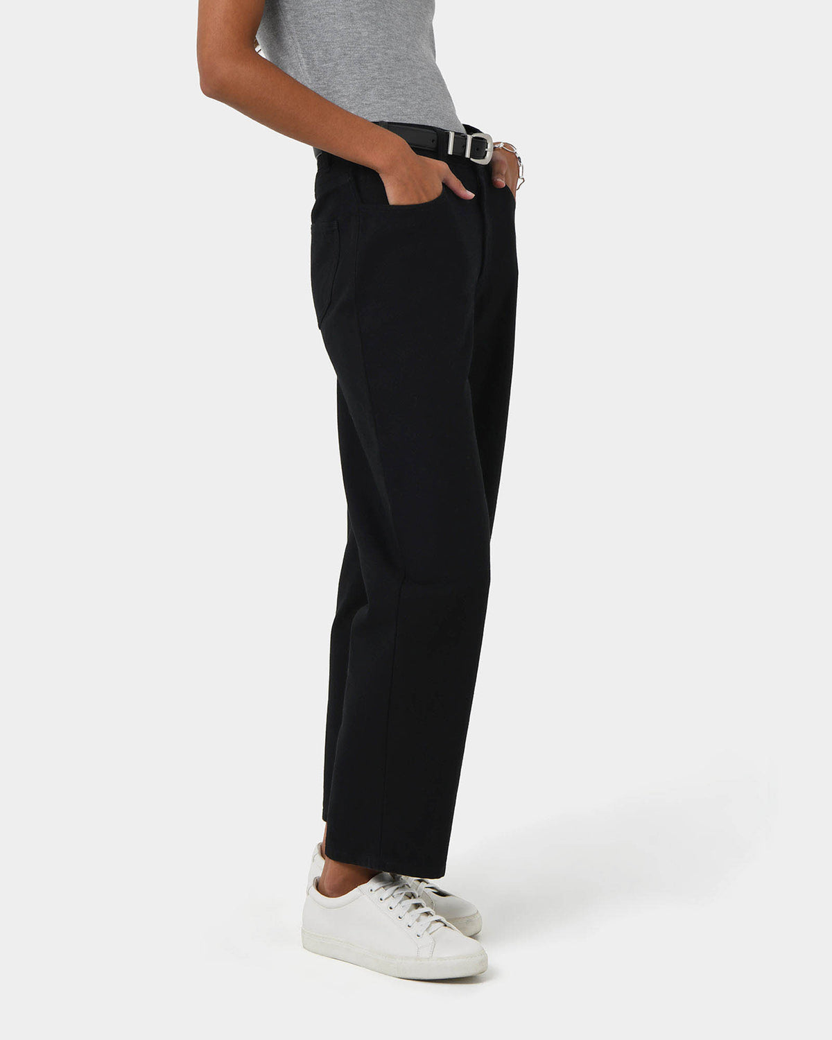 Leighton Barrel Leg Jeans in black — side view