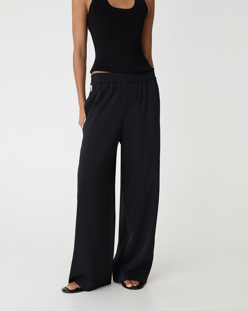 Alla Contrast Elastic Pants in black ivory — close-up view