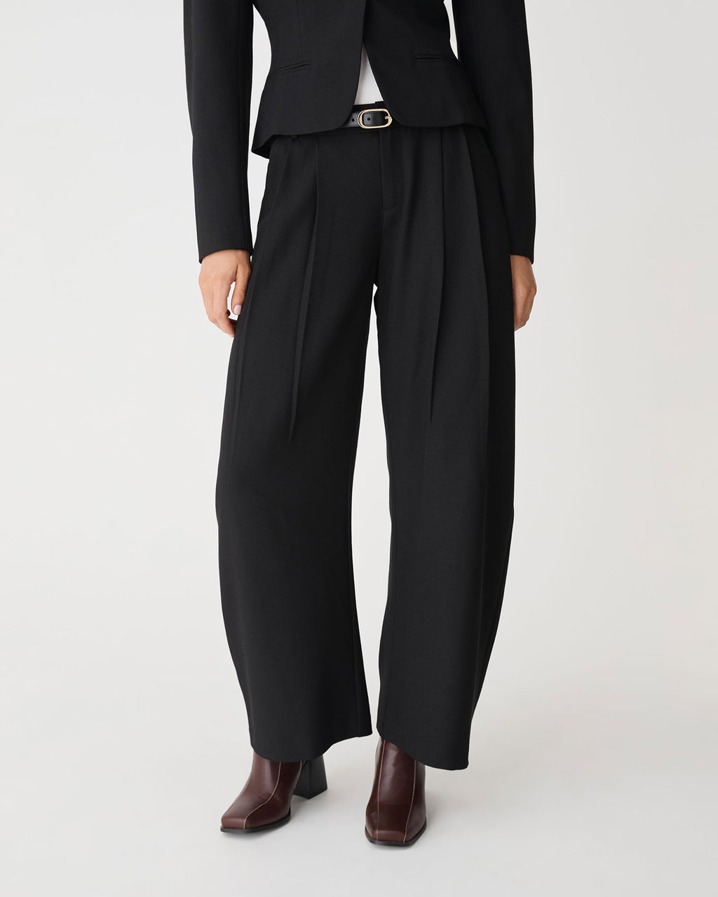 Pippa Barrel Leg Pant in black — close-up view