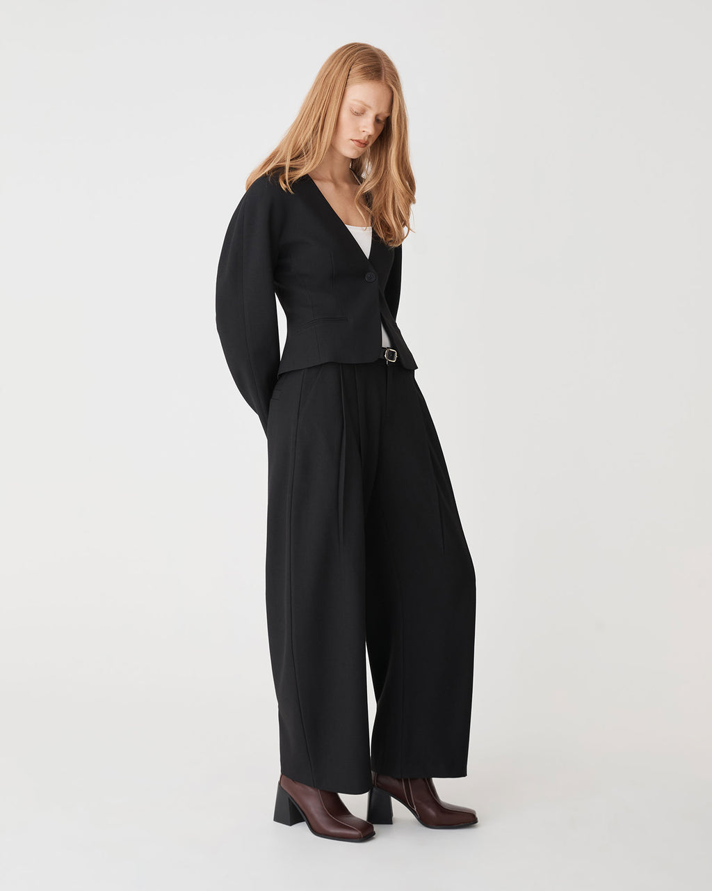 Pippa Barrel Leg Pant in black — side view