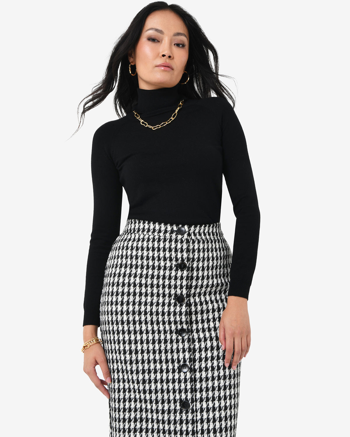 Bennet Houndstooth Midi Skirt in black ivory — close-up view 2