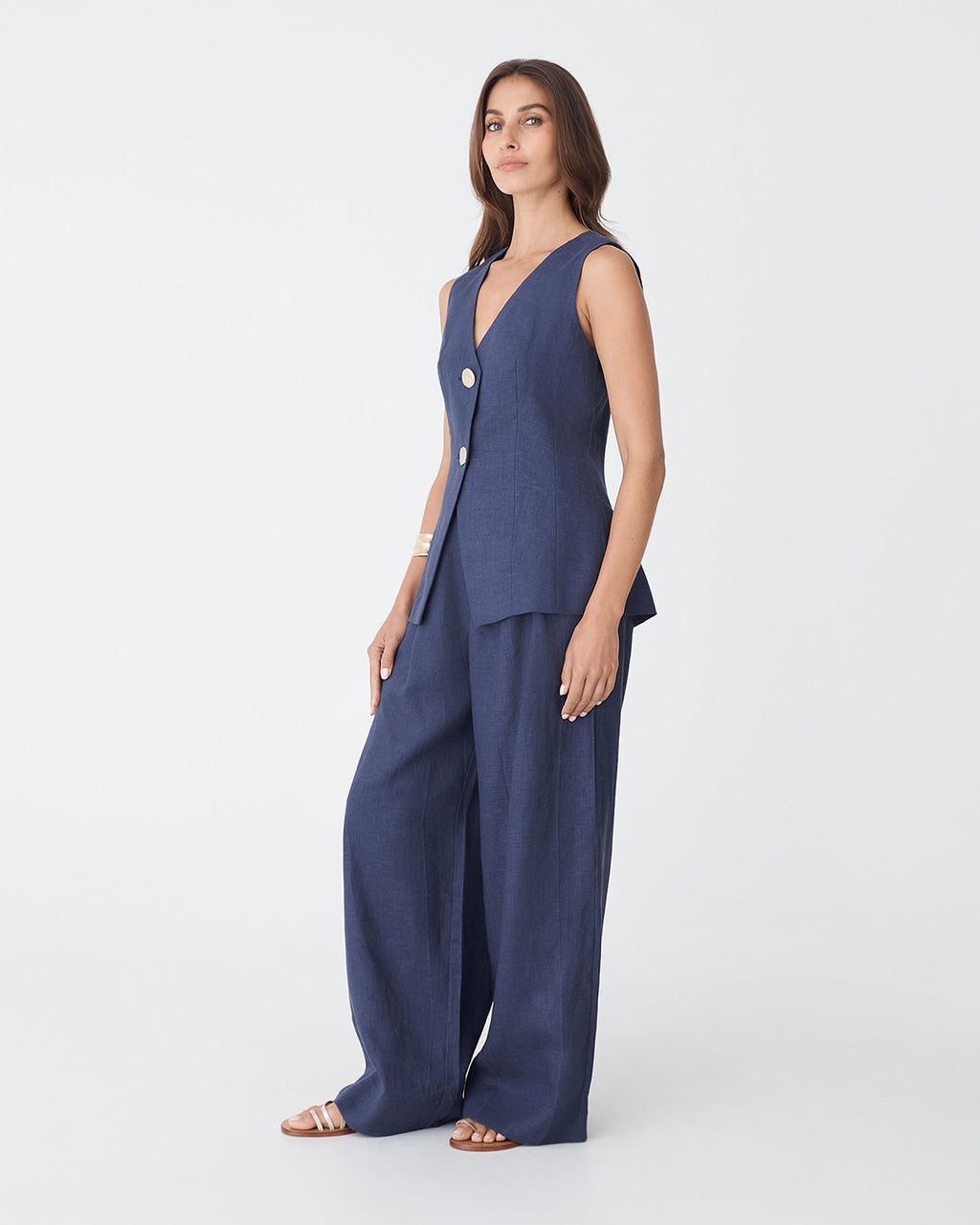 Ami V-Neck Linen Vest in wash navy — side view