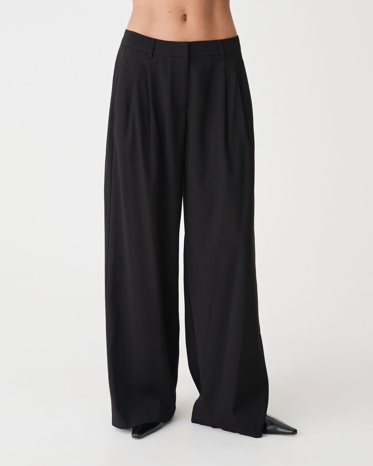 Arden Mid Rise Pleated Pants in black — close-up view 2