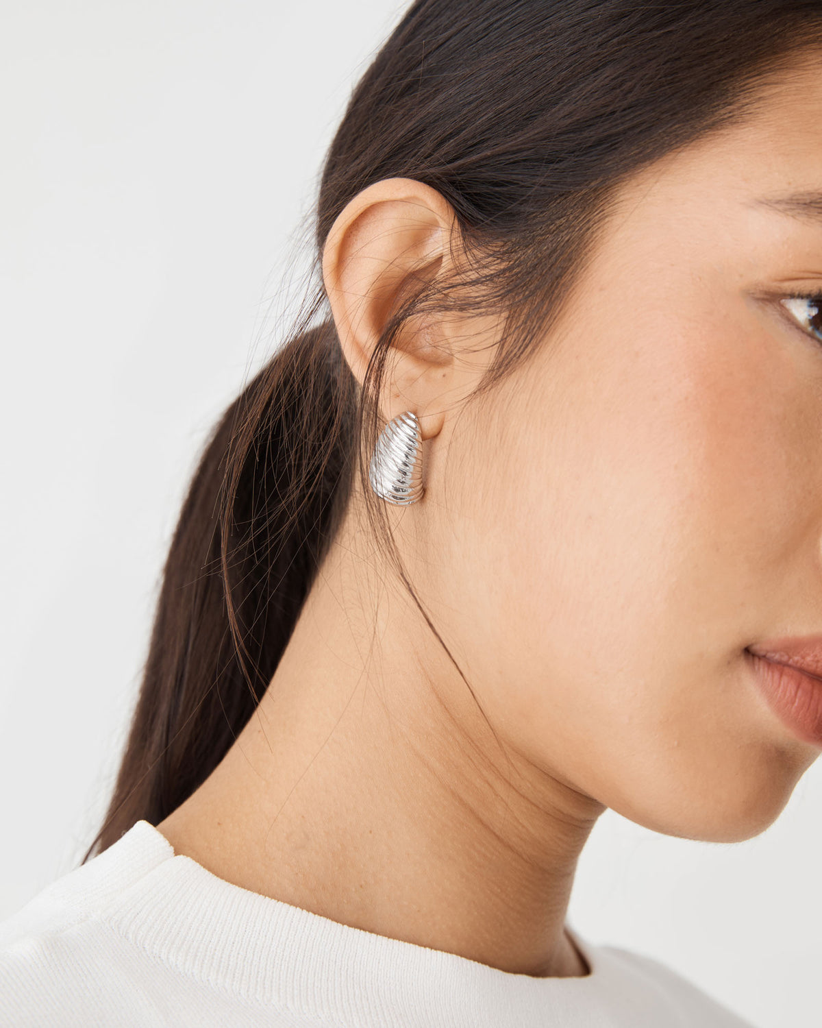 Nora Ribbed Earrings in silver — fabric detail 3