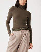 Geneva Croc Belt in green olive — close-up view